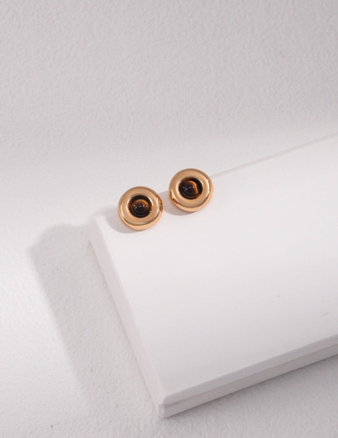 Minimalistische Ohrstecker aus Tigerauge und schwarzem Achat