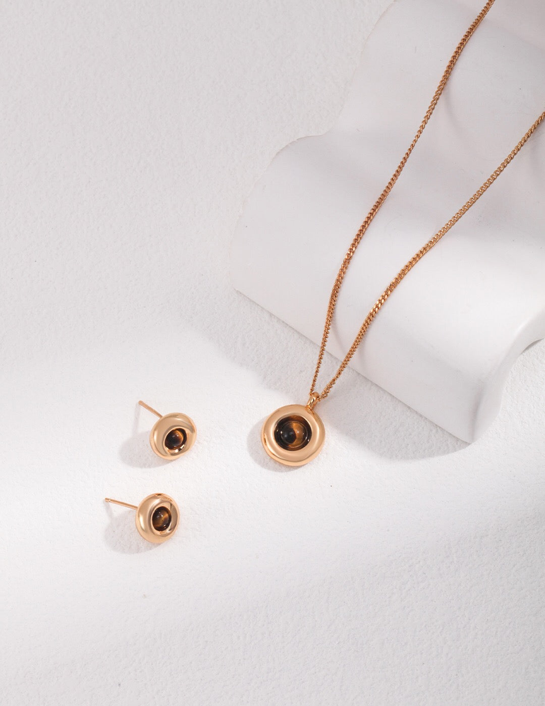 Minimalistische Ohrstecker aus Tigerauge und schwarzem Achat
