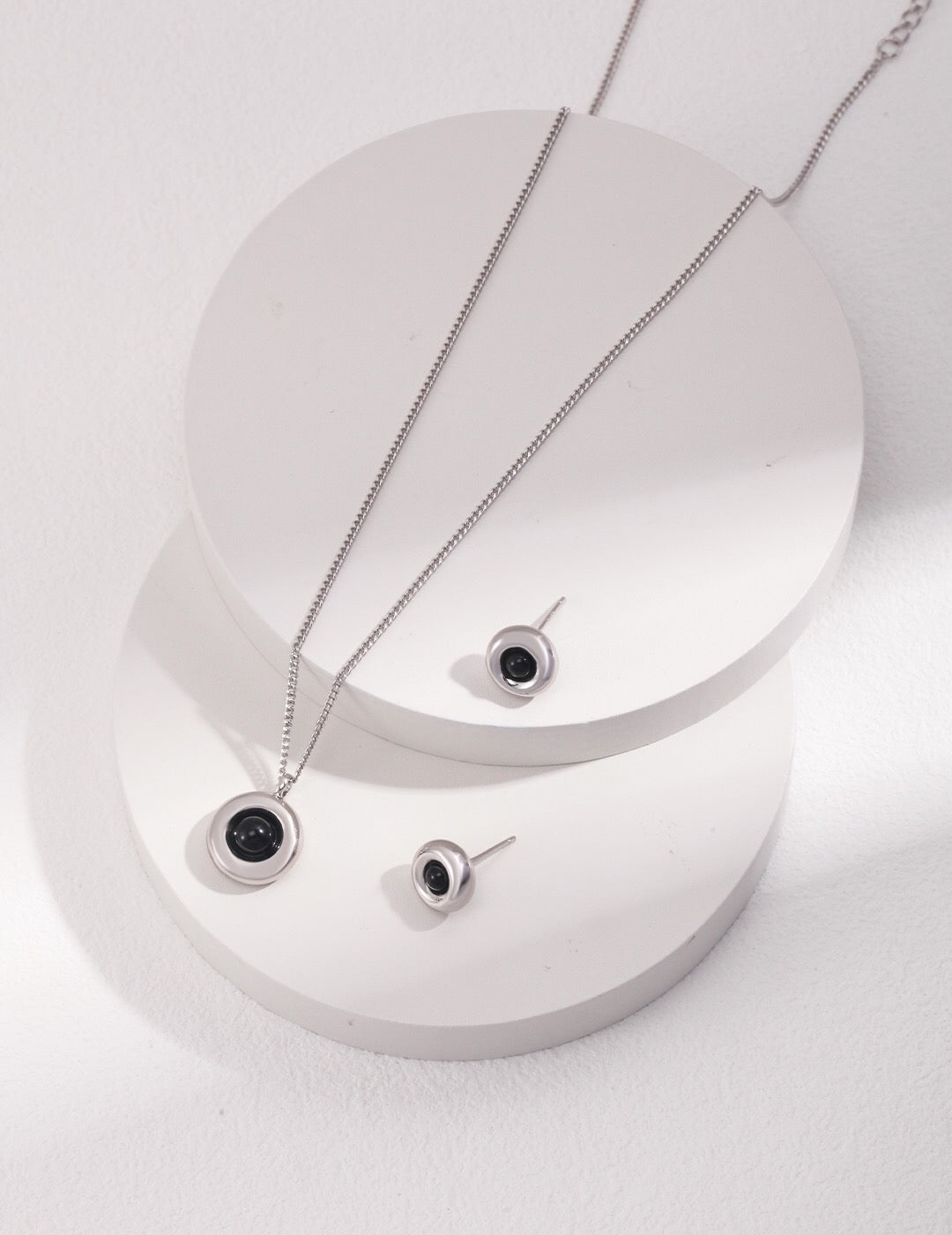 Minimalistische Ohrstecker aus Tigerauge und schwarzem Achat