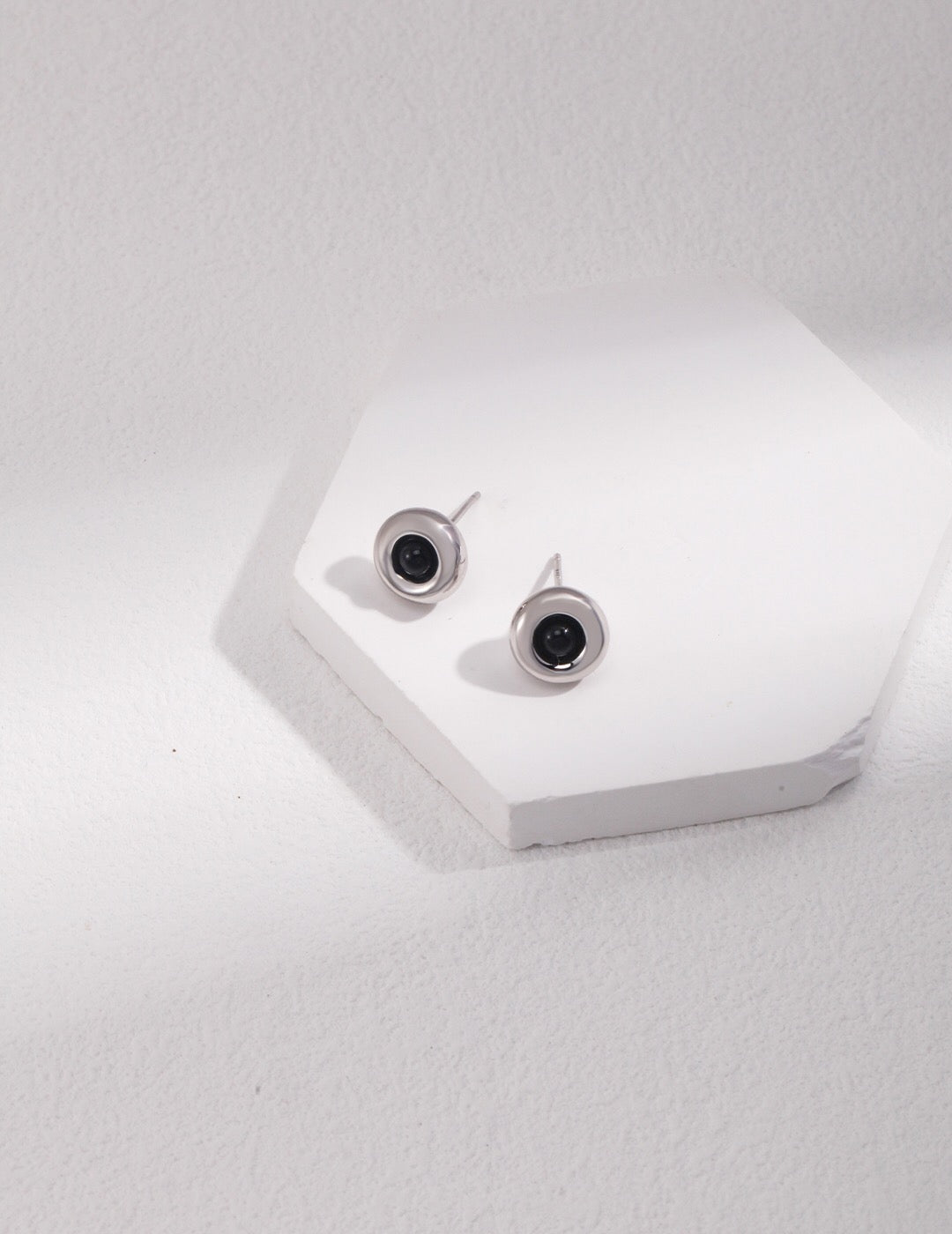 Minimalistische Ohrstecker aus Tigerauge und schwarzem Achat