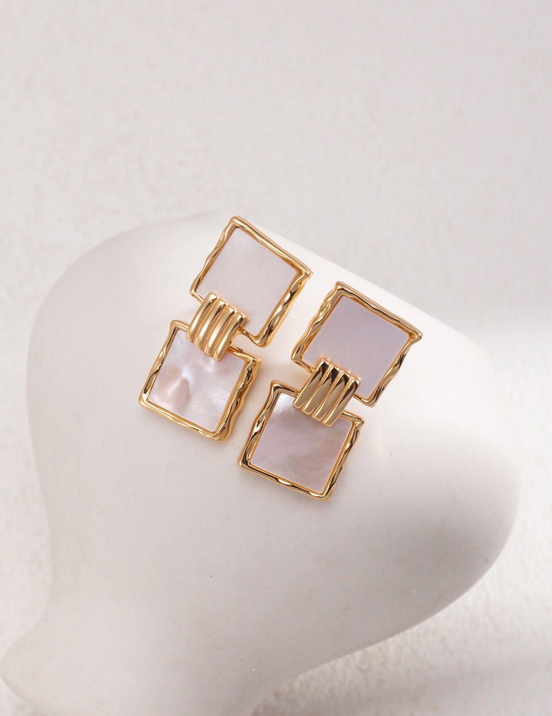Boucles d'oreilles pendantes élégantes avec pendentif coquillage carré