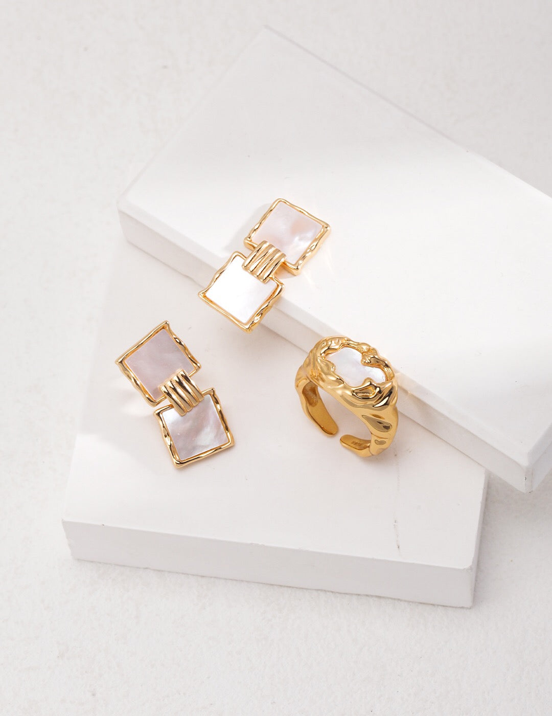Boucles d'oreilles pendantes élégantes avec pendentif coquillage carré