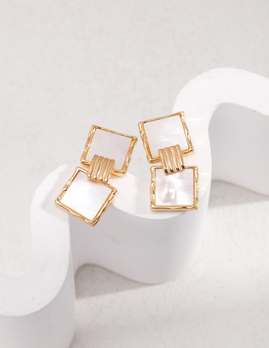 Boucles d'oreilles pendantes élégantes avec pendentif coquillage carré