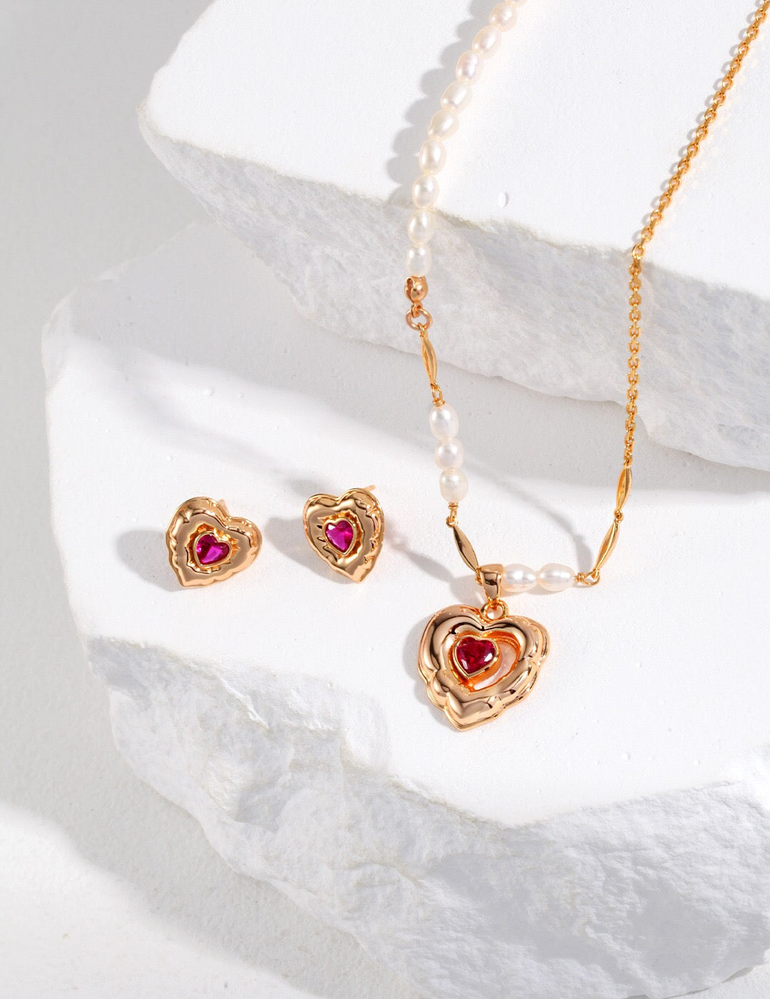Ohrstecker mit rosa Zirkonia in Herzform