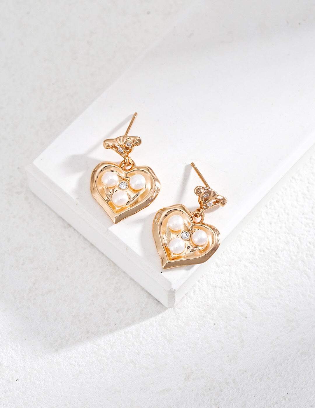 Boucles d'oreilles pendantes en forme de cœur avec perles d'eau douce