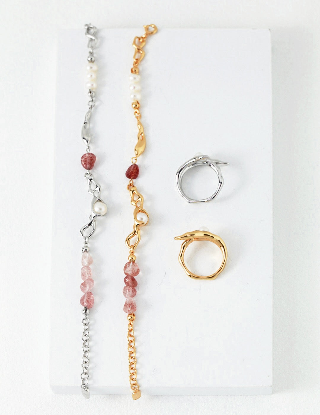 Armband mit Perlen und Erdbeerkristallen in Rosa