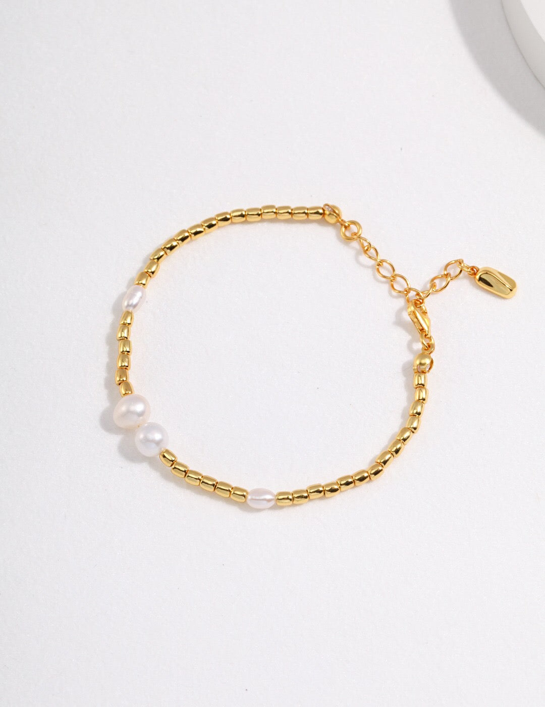 Zierliches Reisperlenarmband