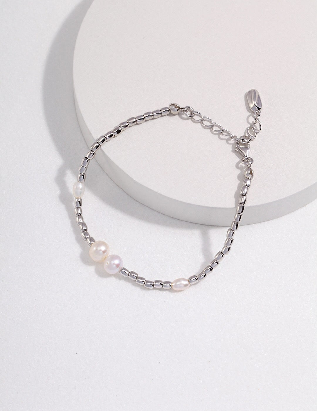 Zierliches Reisperlenarmband