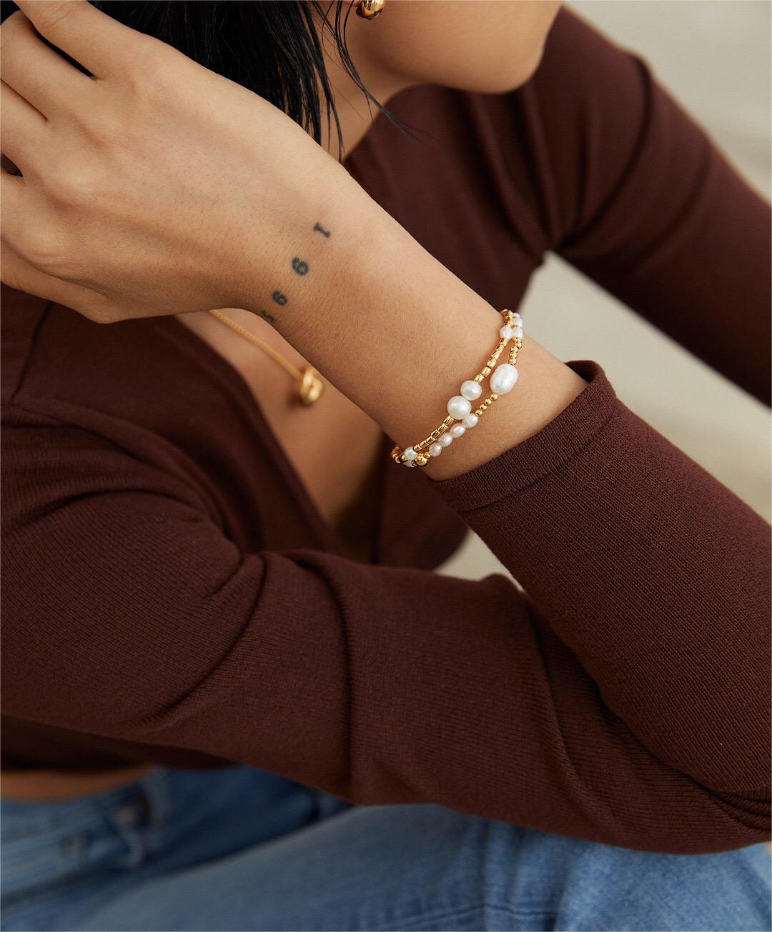 Zierliches Reisperlenarmband