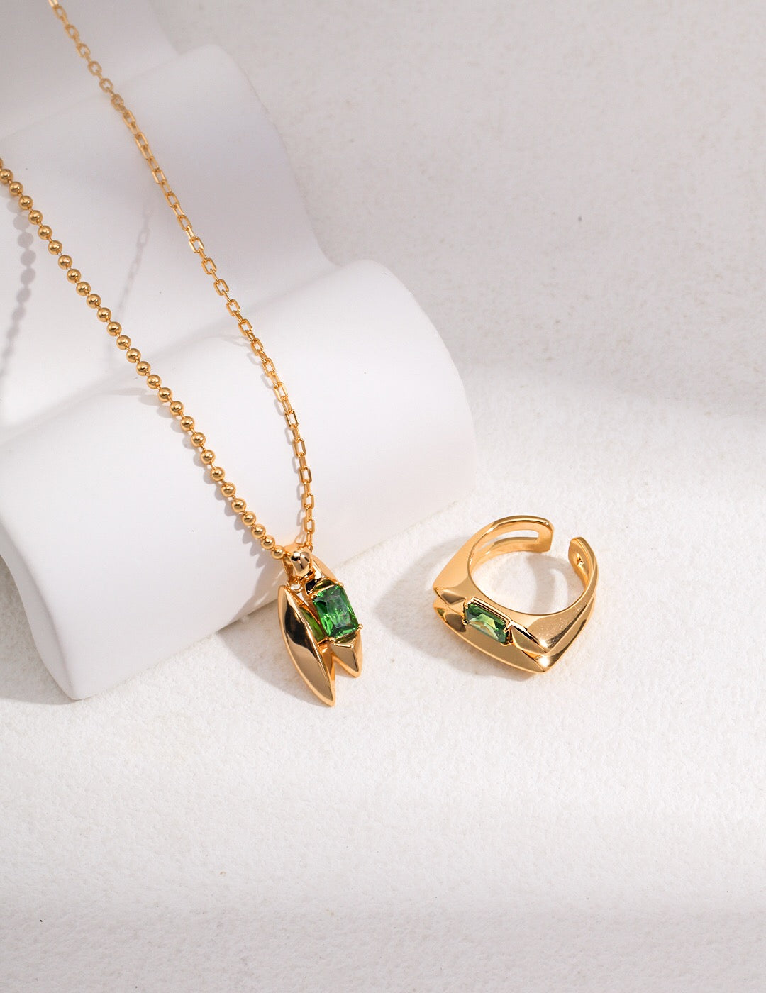 Collier pendentif en zircon vert
