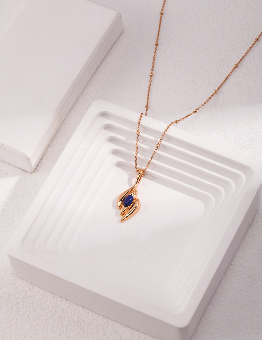 Mittelalterliche Halskette mit Lapislazuli-Einlage