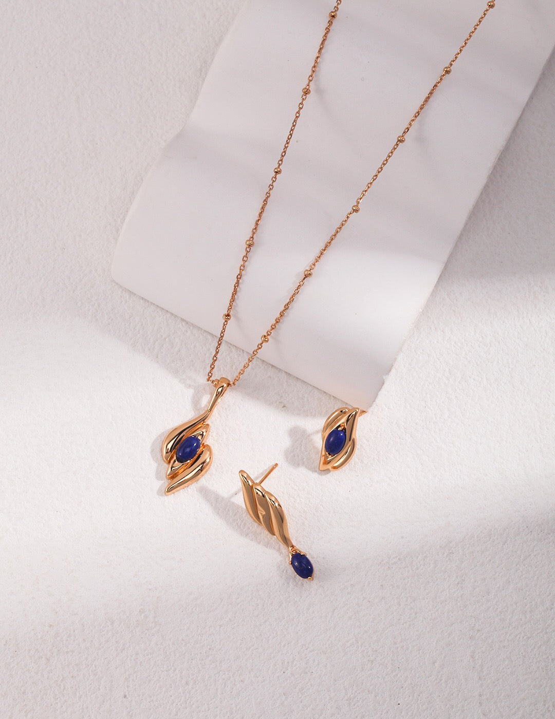 Mittelalterliche Halskette mit Lapislazuli-Einlage
