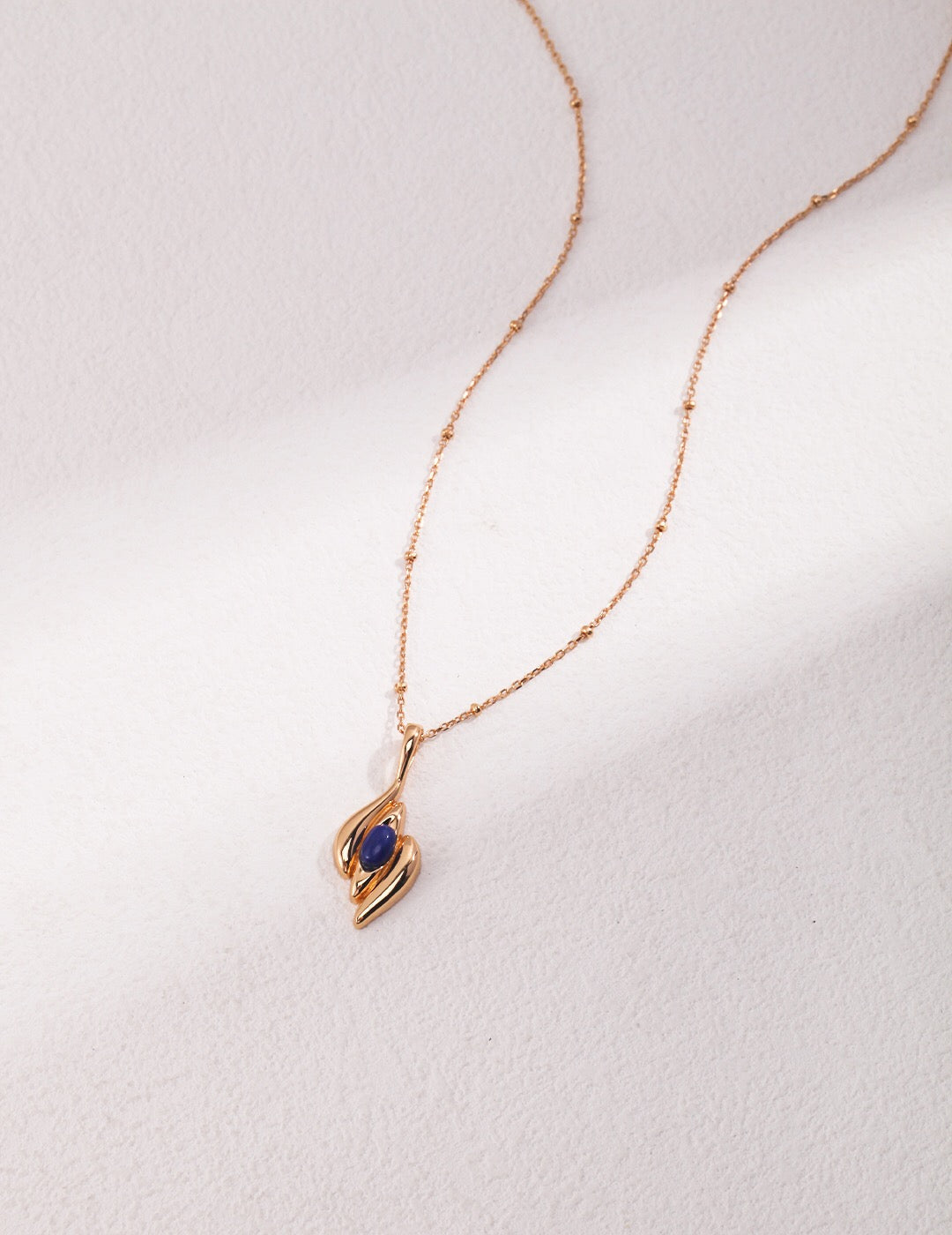 Mittelalterliche Halskette mit Lapislazuli-Einlage