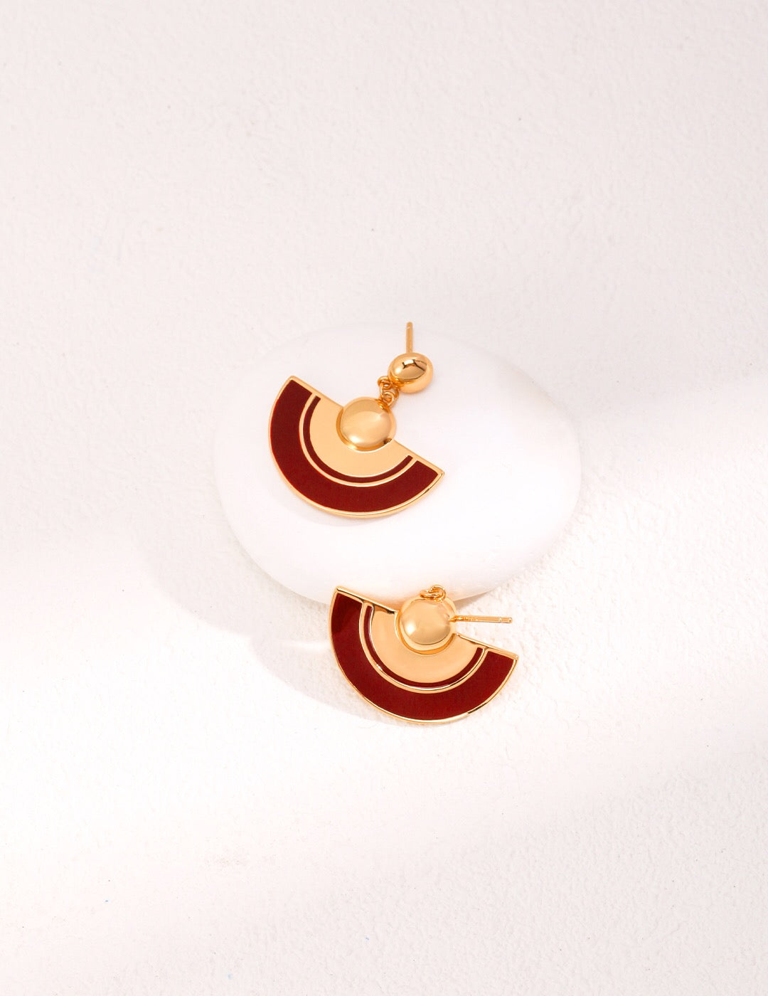 Boucles d'oreilles en émail festonné rouge