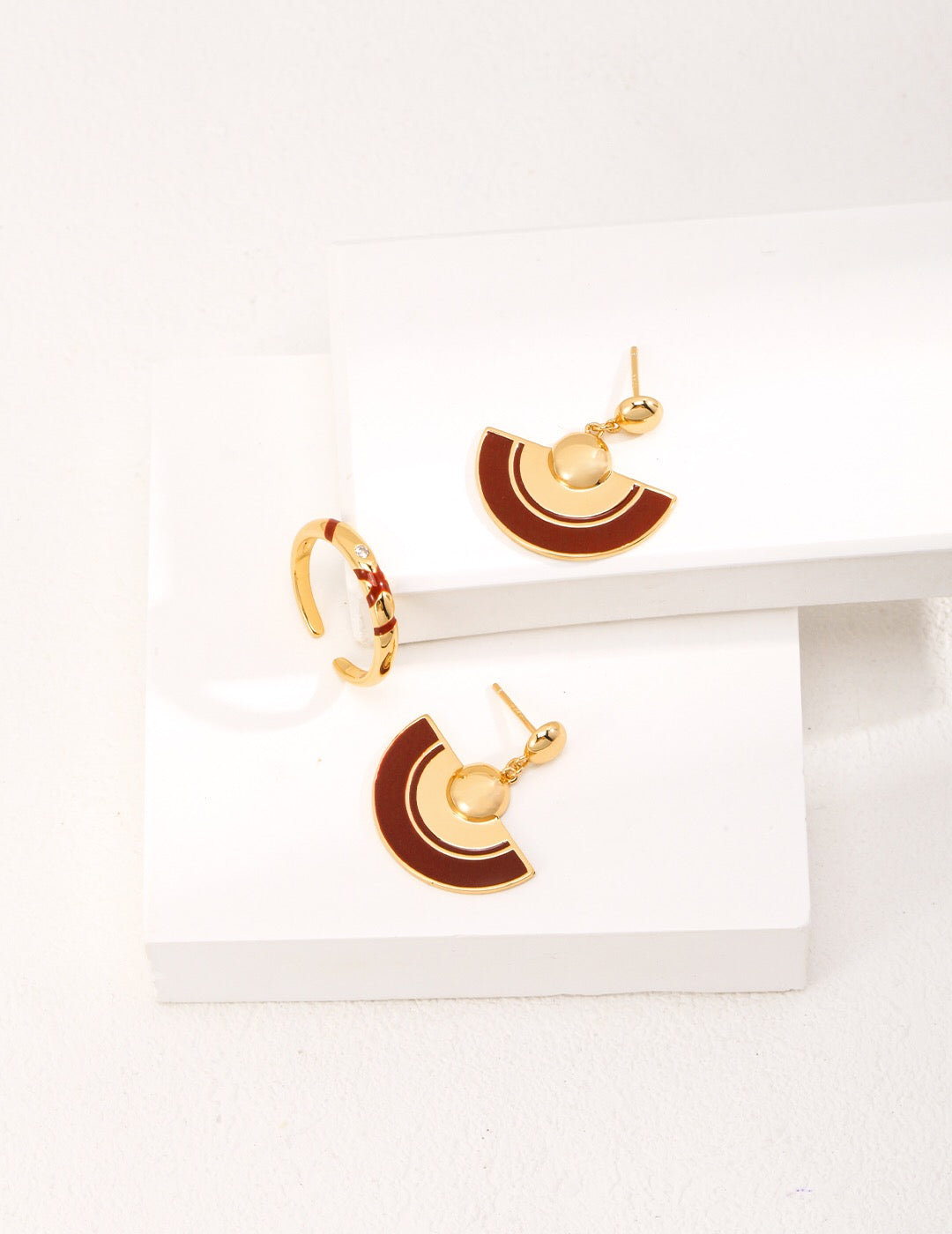 Boucles d'oreilles en émail festonné rouge