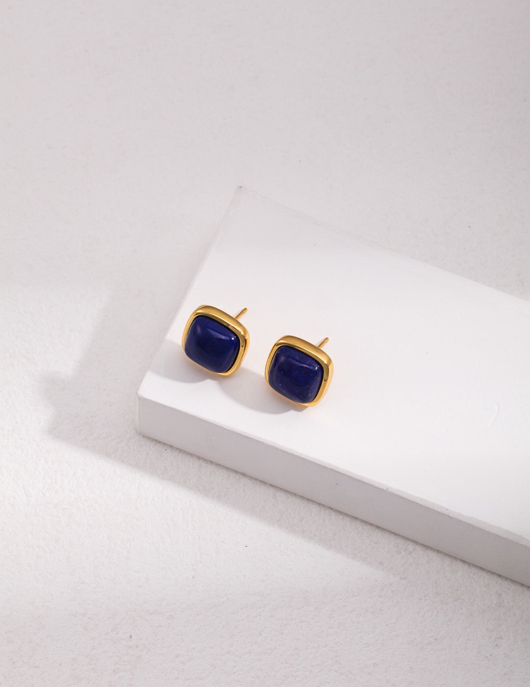 Quadratische Ohrringe aus natürlichem Lapislazuli