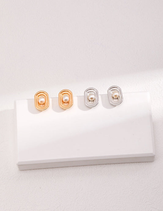 Ovale Ohrstecker mit hohlen Perlen