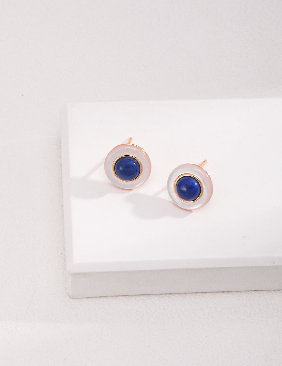 Blaue und weiße Lapislazuli-Ohrringe