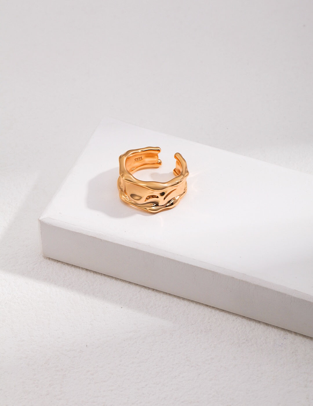 Unregelmäßiger Lava-Ring mit breitem Gesicht