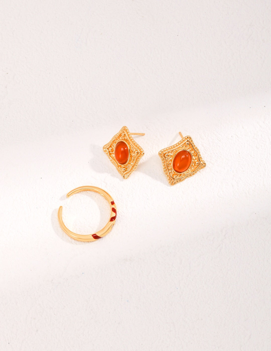 Bagues en or avec zircons rouges entrelacés