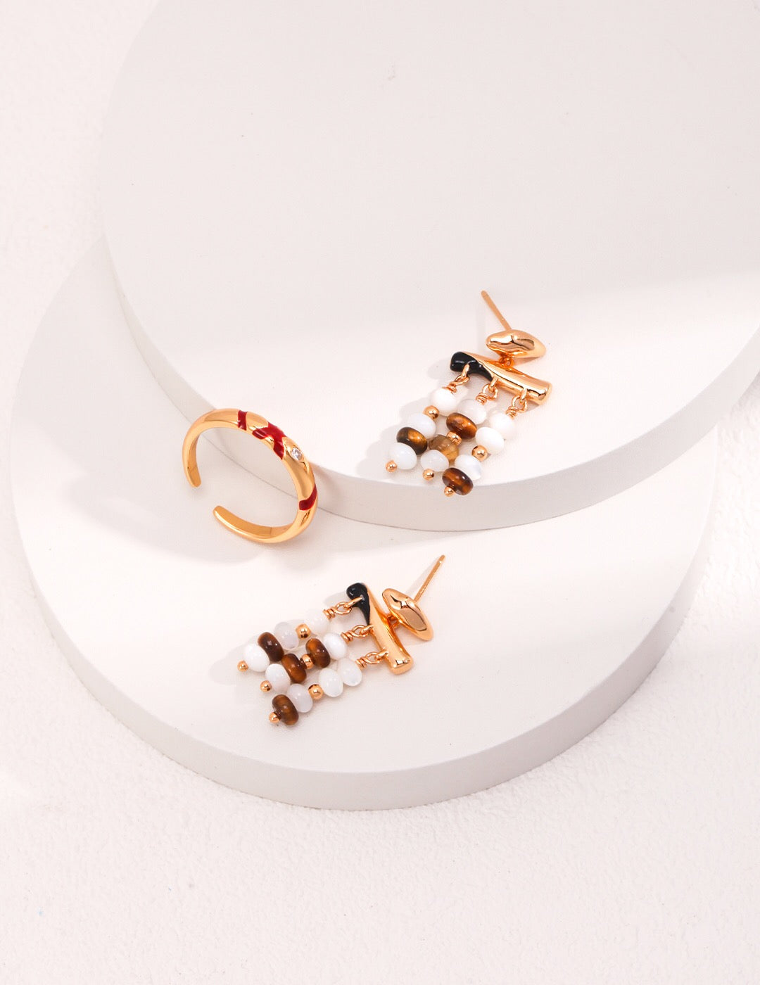 Bagues en or avec zircons rouges entrelacés