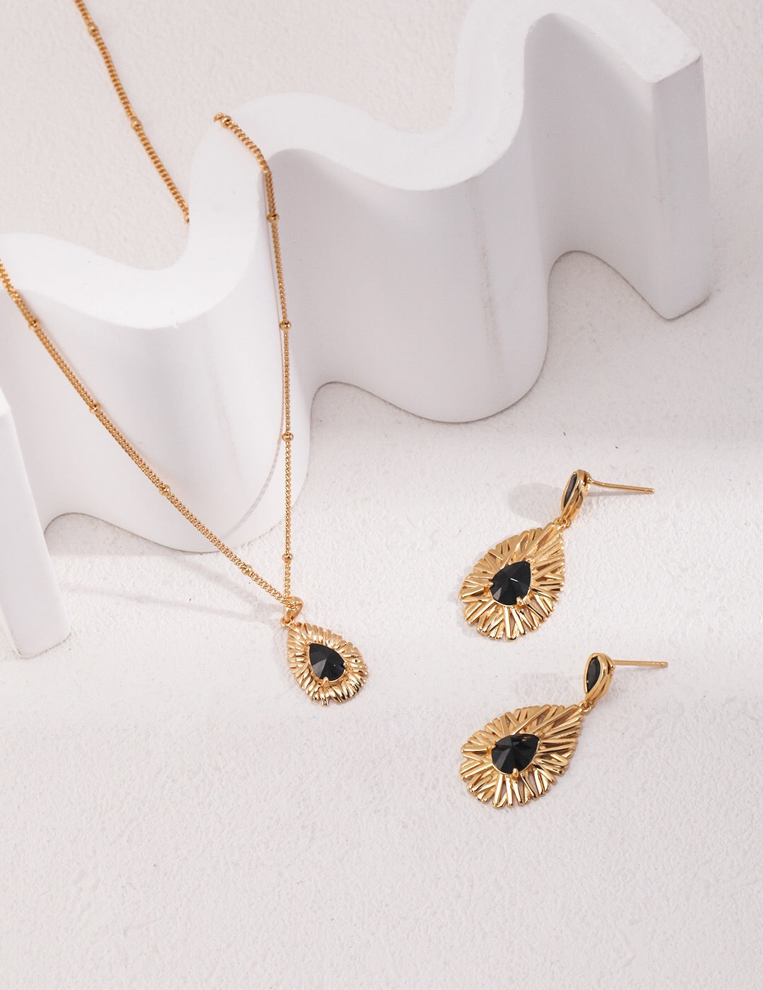 Collier en zircon noir de style palais