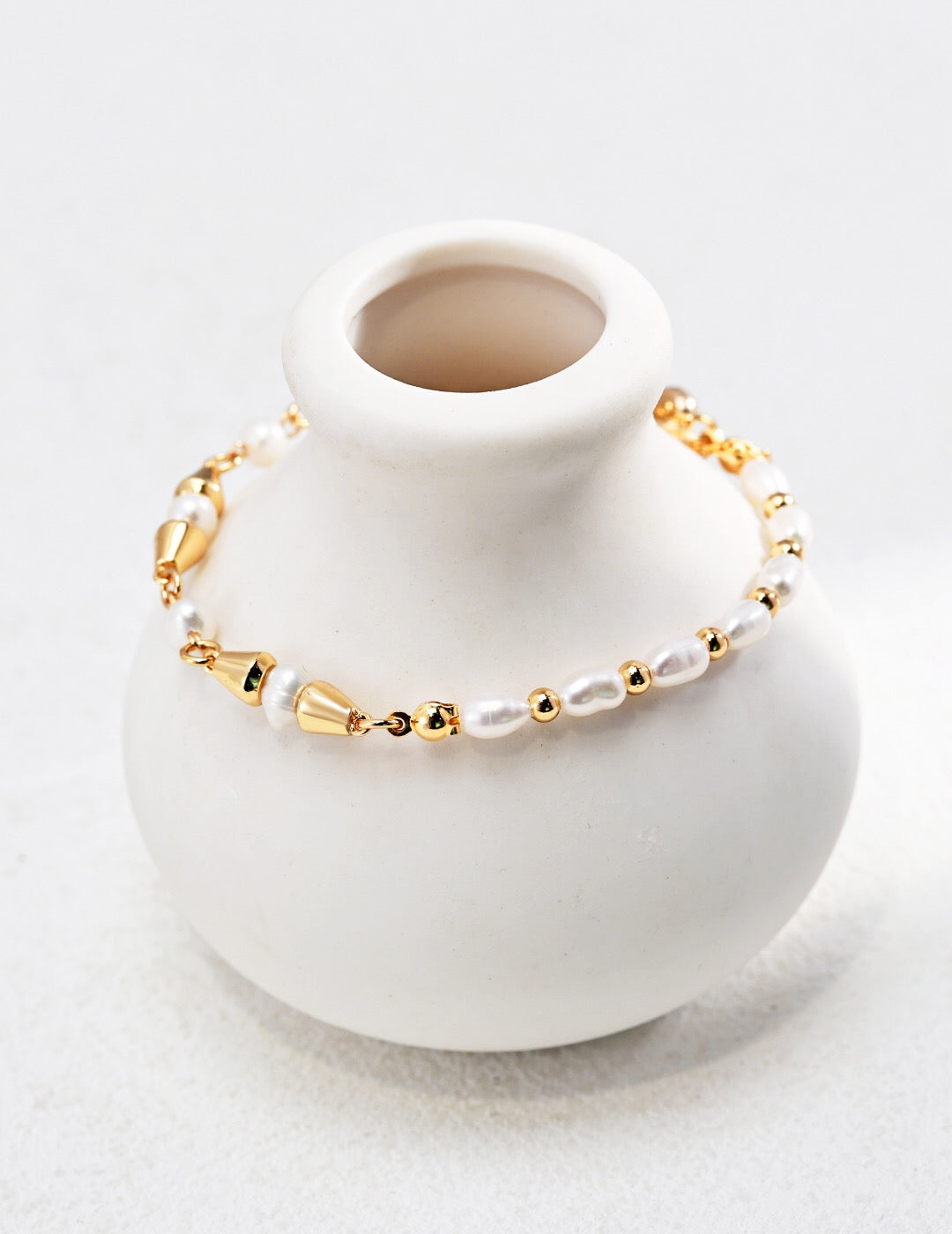Gespleißtes Armband aus unregelmäßigen Perlen in Gold-Vermeil