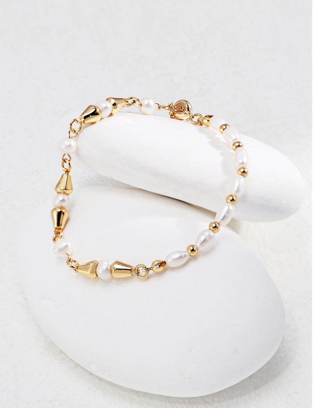 Gespleißtes Armband aus unregelmäßigen Perlen in Gold-Vermeil