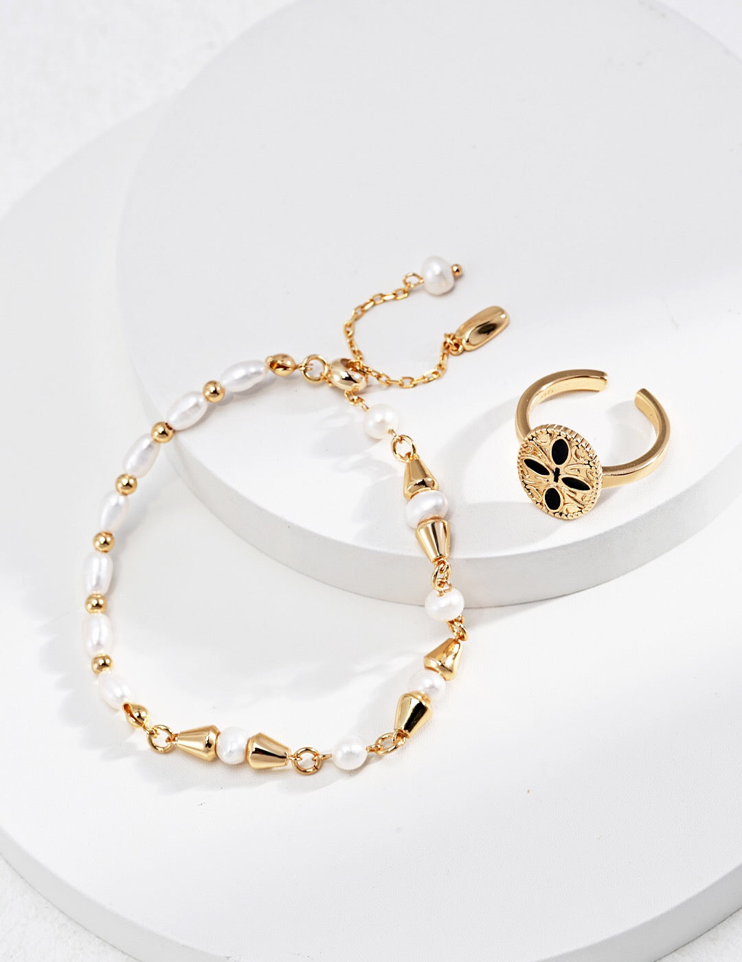 Gespleißtes Armband aus unregelmäßigen Perlen in Gold-Vermeil