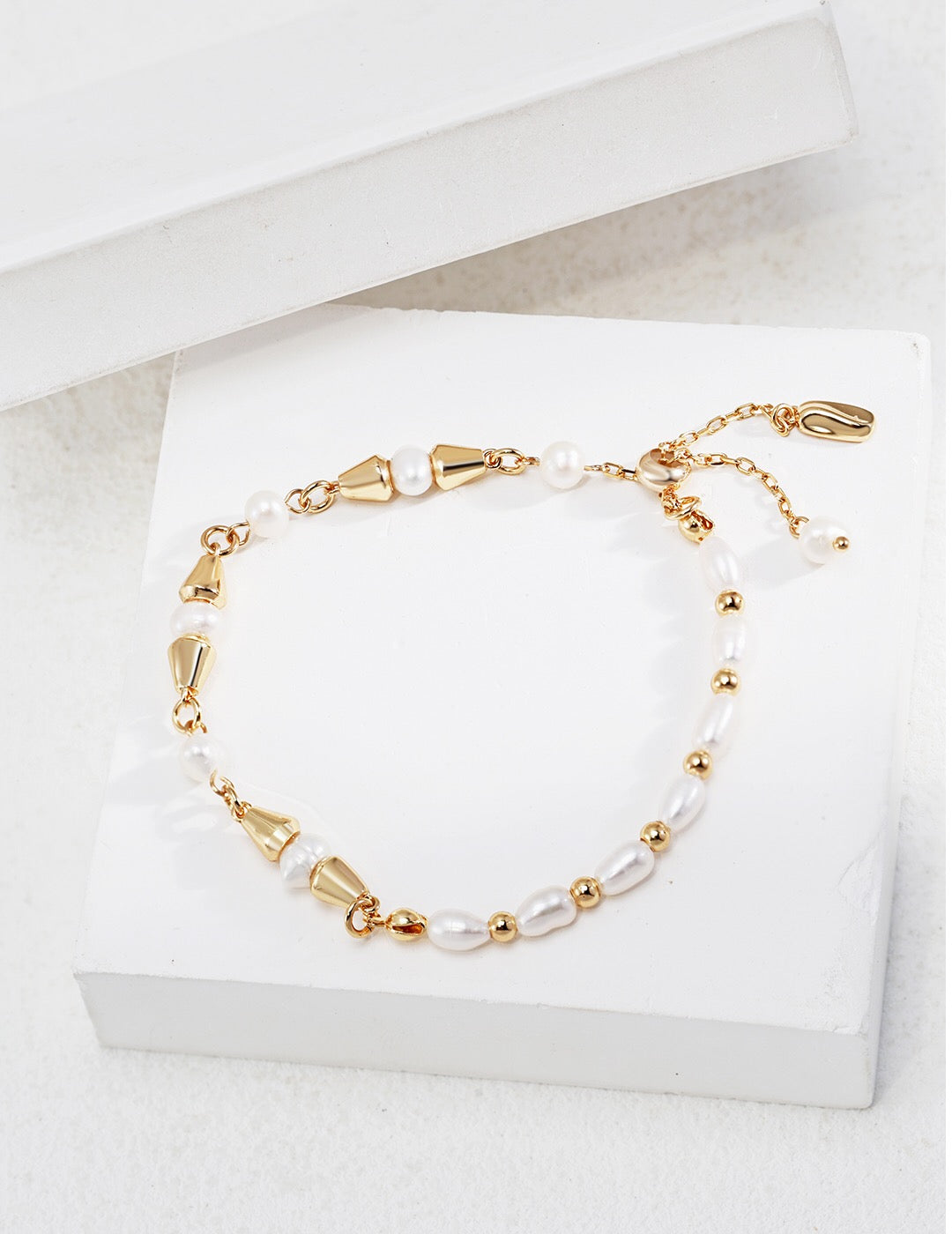 Gespleißtes Armband aus unregelmäßigen Perlen in Gold-Vermeil