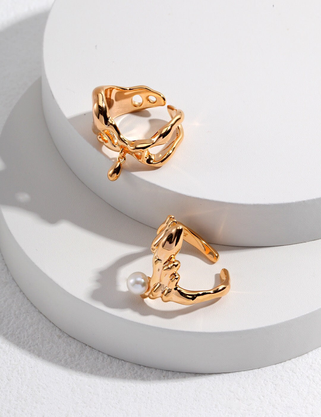 Minimalistischer Ring mit unregelmäßigem Tropfenanhänger