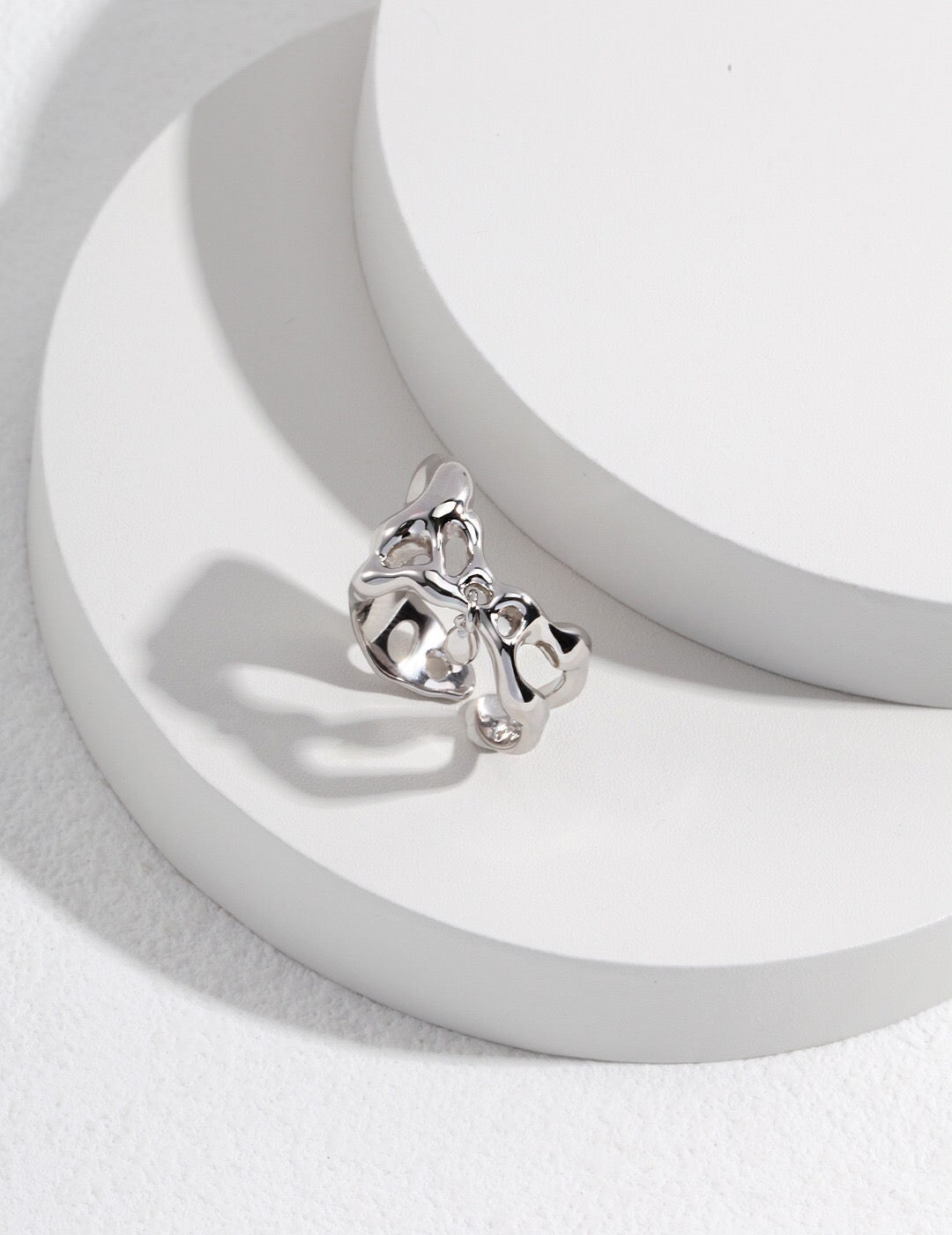 Minimalistischer Ring mit unregelmäßigem Tropfenanhänger