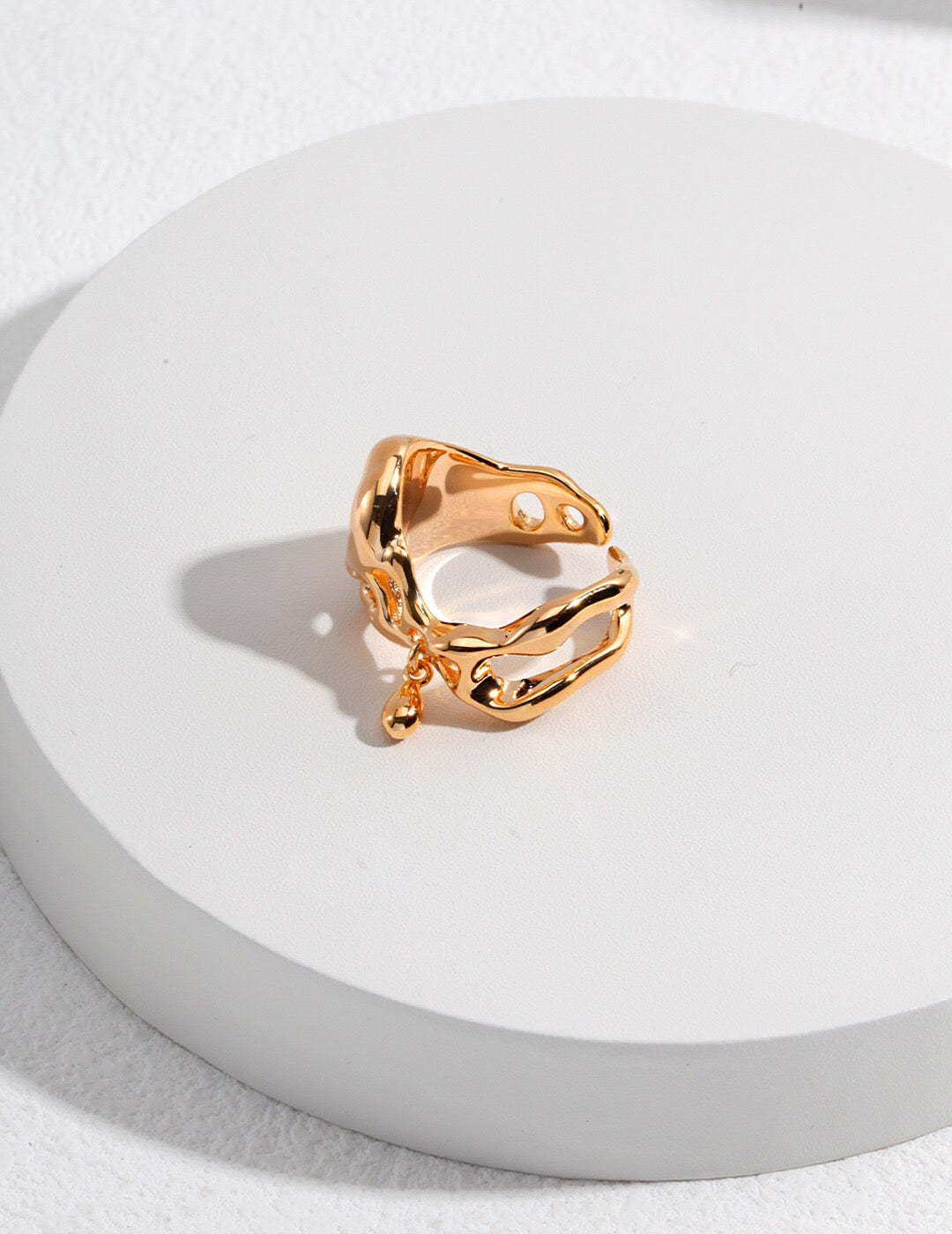 Minimalistischer Ring mit unregelmäßigem Tropfenanhänger