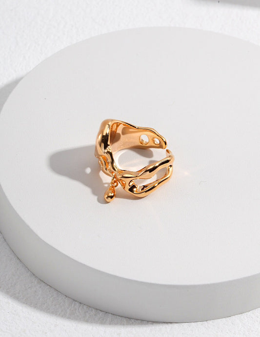 Minimalistischer Ring mit unregelmäßigem Tropfenanhänger