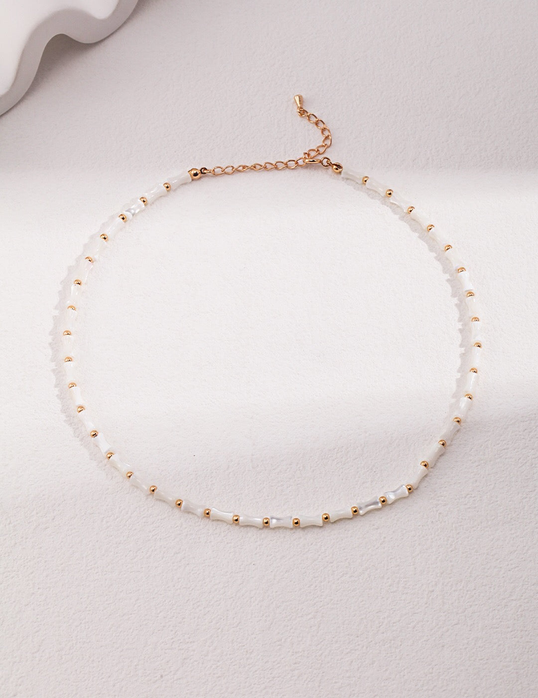 Choker-Halskette in Bambus-Form mit weißer Muschel
