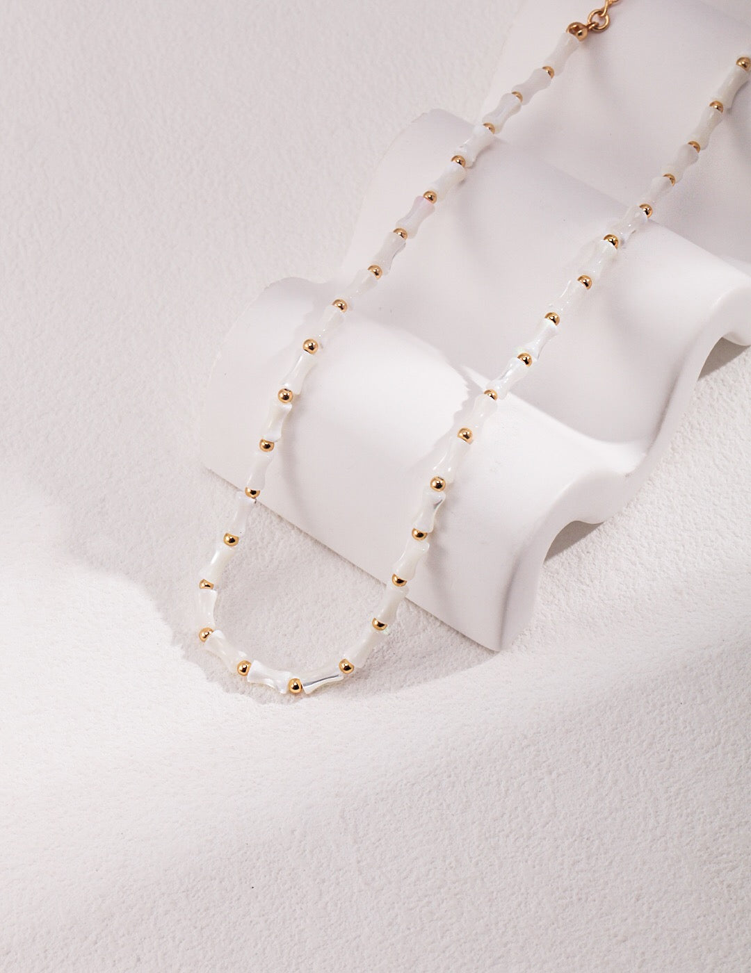 Choker-Halskette in Bambus-Form mit weißer Muschel