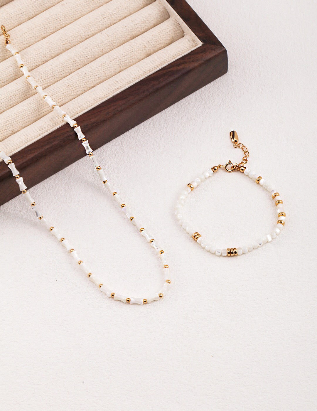 Choker-Halskette in Bambus-Form mit weißer Muschel