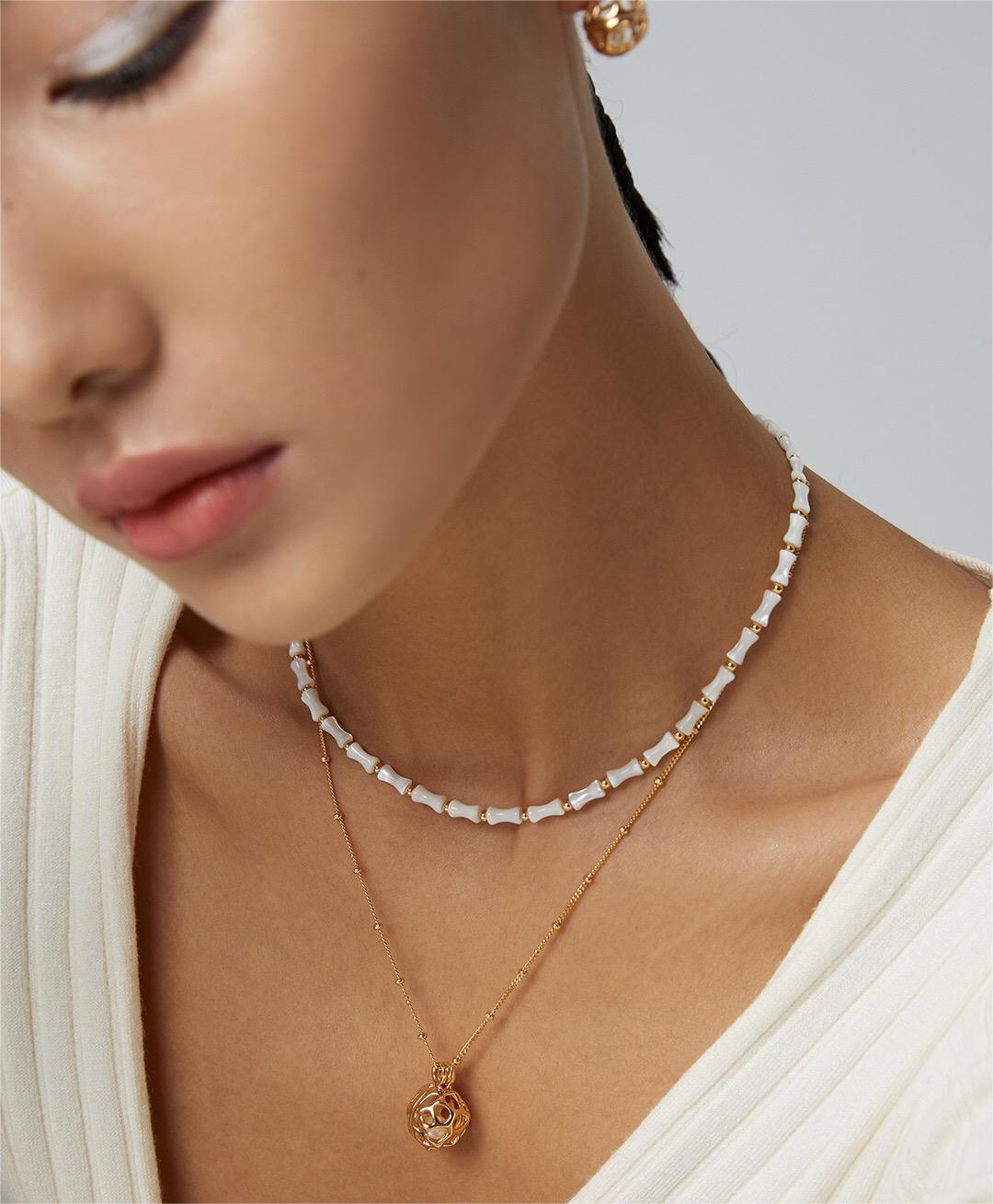 Choker-Halskette in Bambus-Form mit weißer Muschel