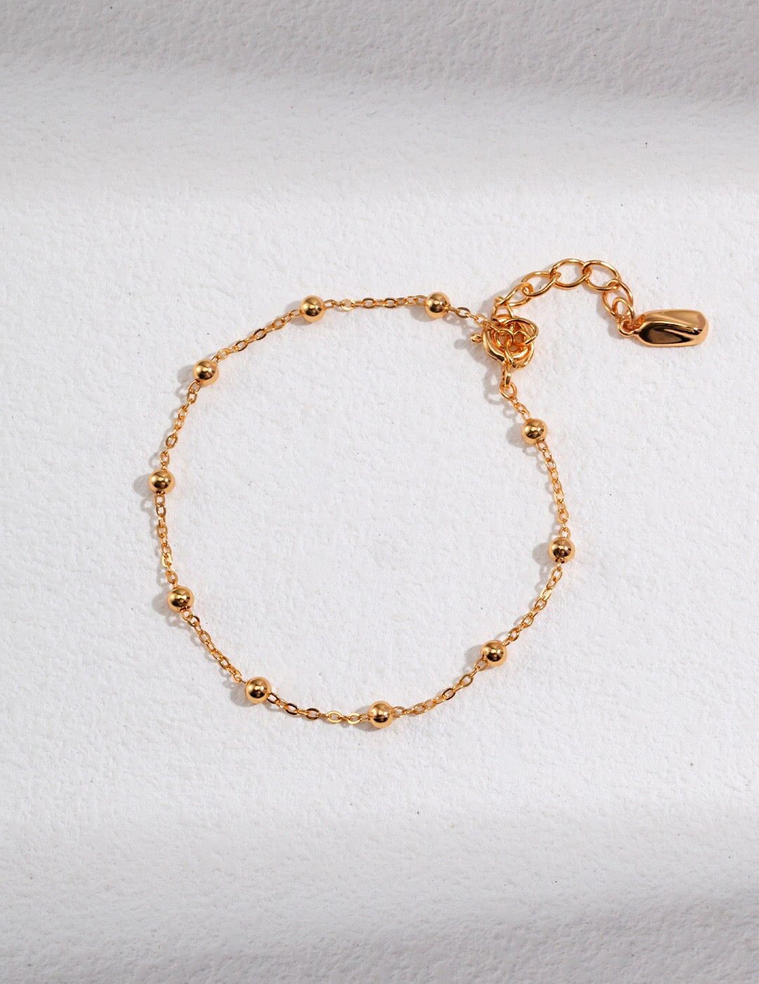 Goldfarbenes Perlenkettenarmband