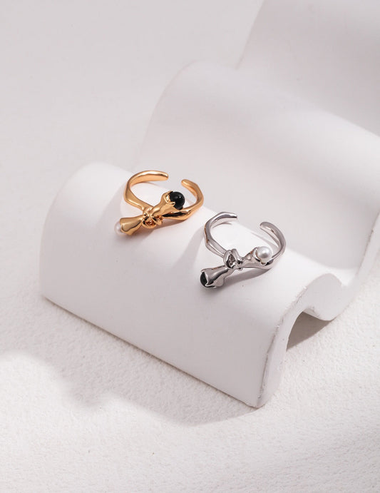 Verstellbarer Ring aus schwarzem Onyx und Perle in Astform