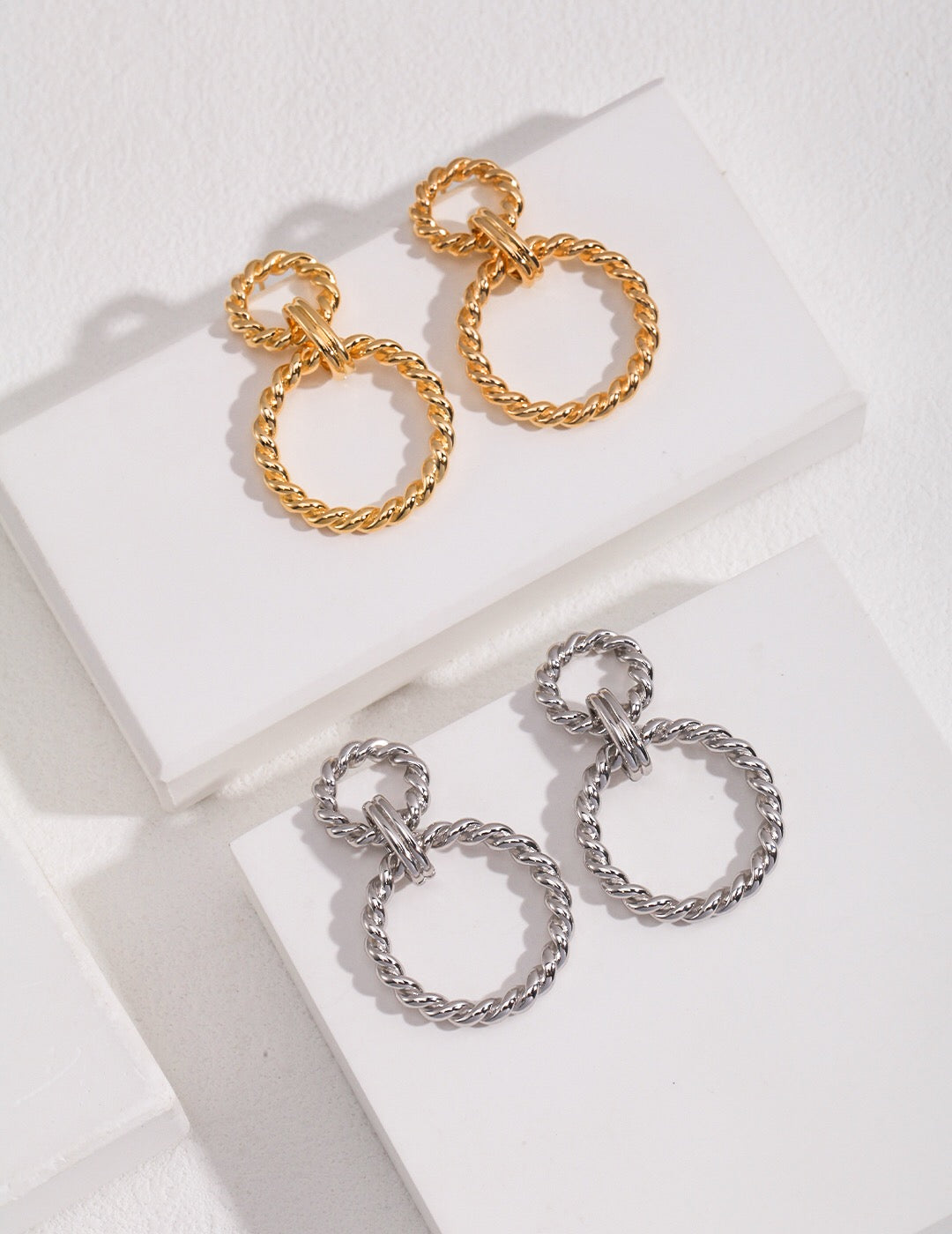 Minimalistische Creolen „Twist of Elegance“