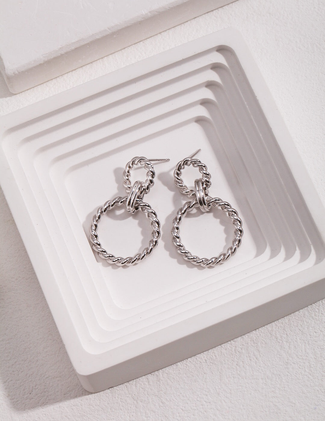 Minimalistische Creolen „Twist of Elegance“