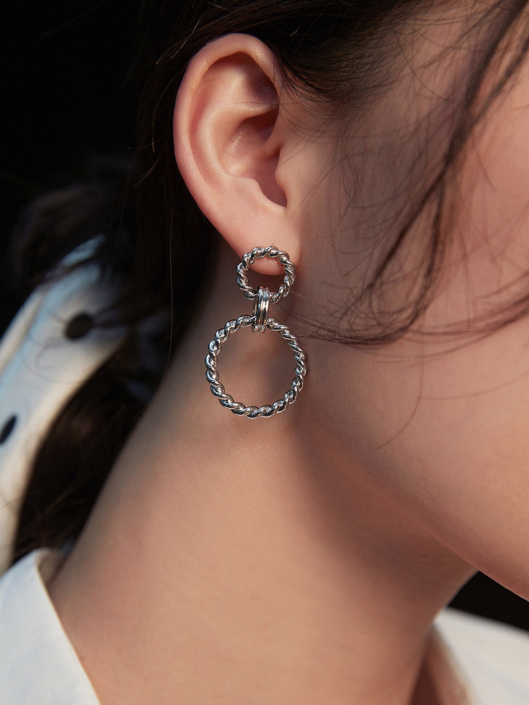 Minimalistische Creolen „Twist of Elegance“