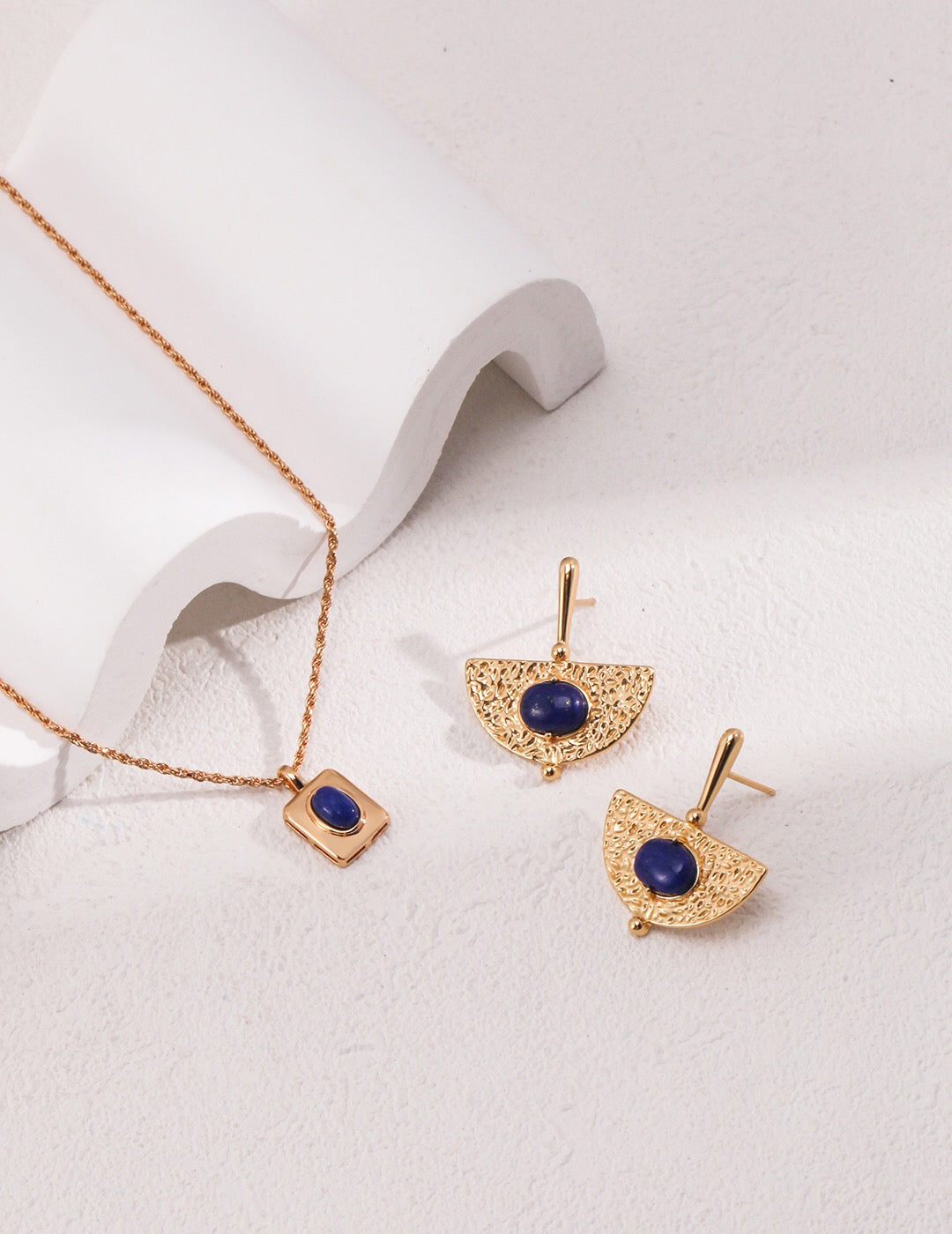 Halskette mit Lapislazuli-Anhänger im Vintage-Stil