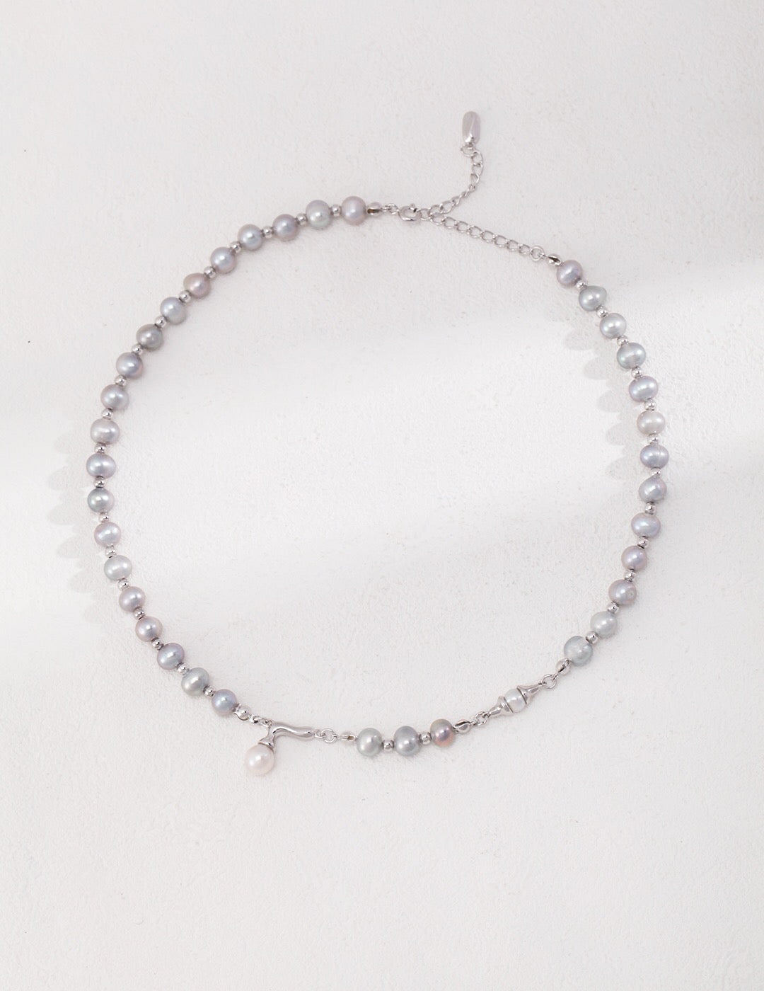 Elegante graue Perlenkette