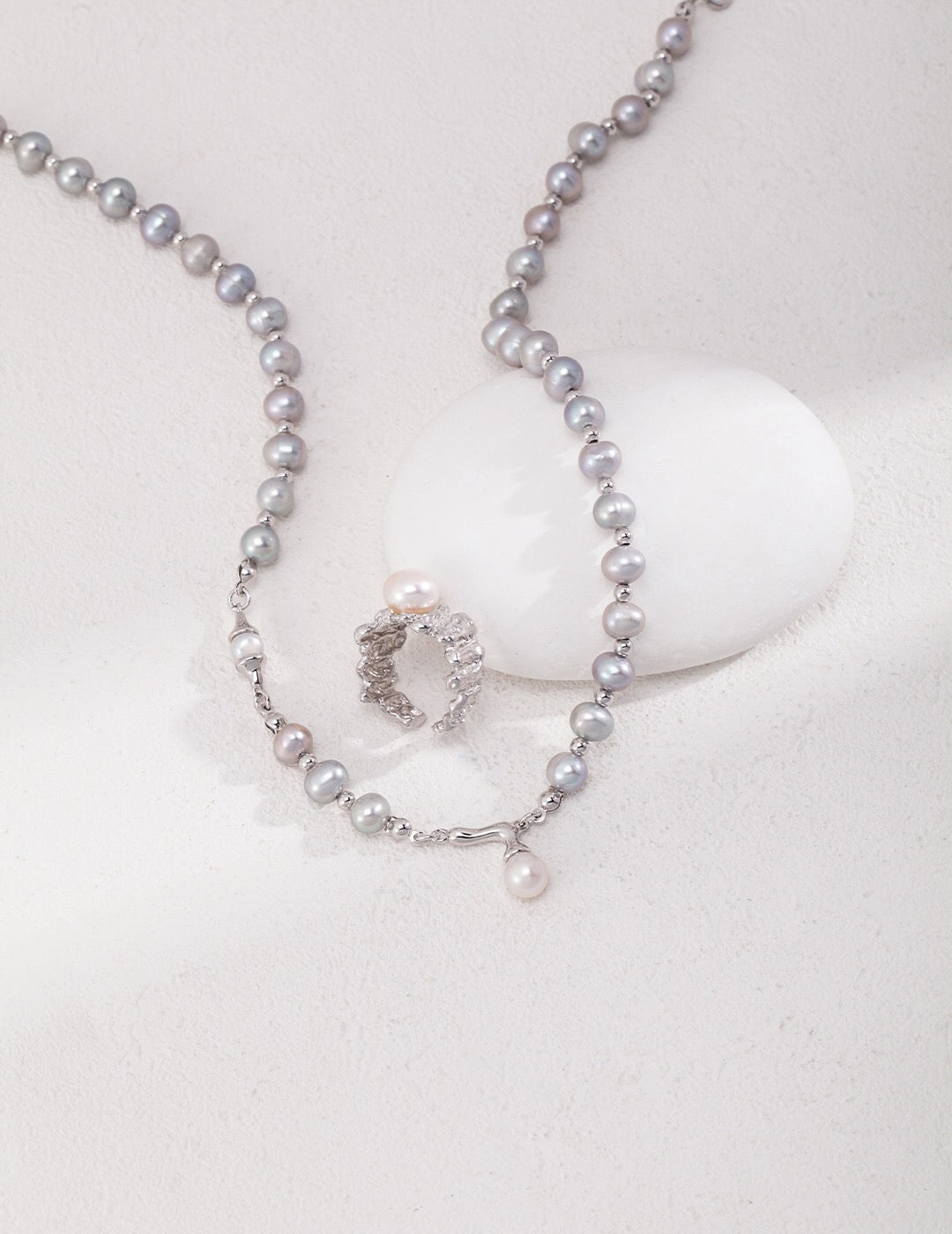 Elegante graue Perlenkette