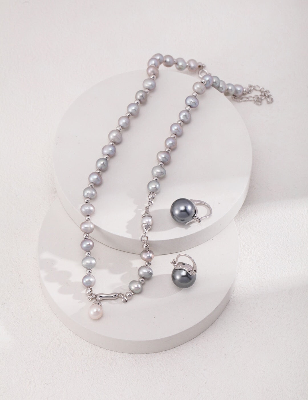 Elegante graue Perlenkette