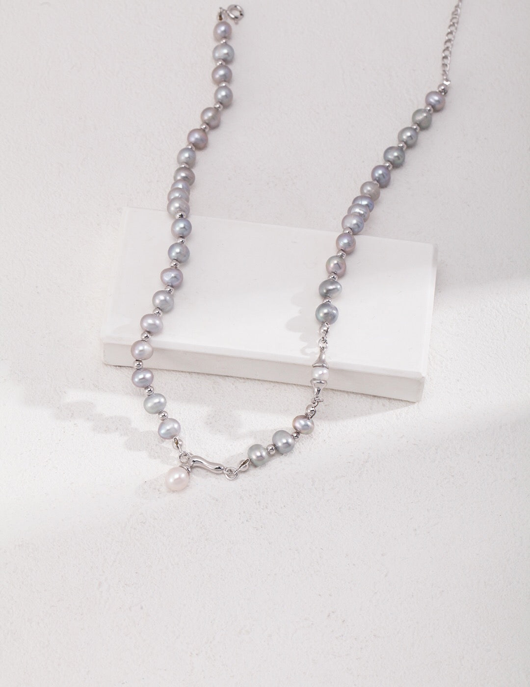 Elegante graue Perlenkette