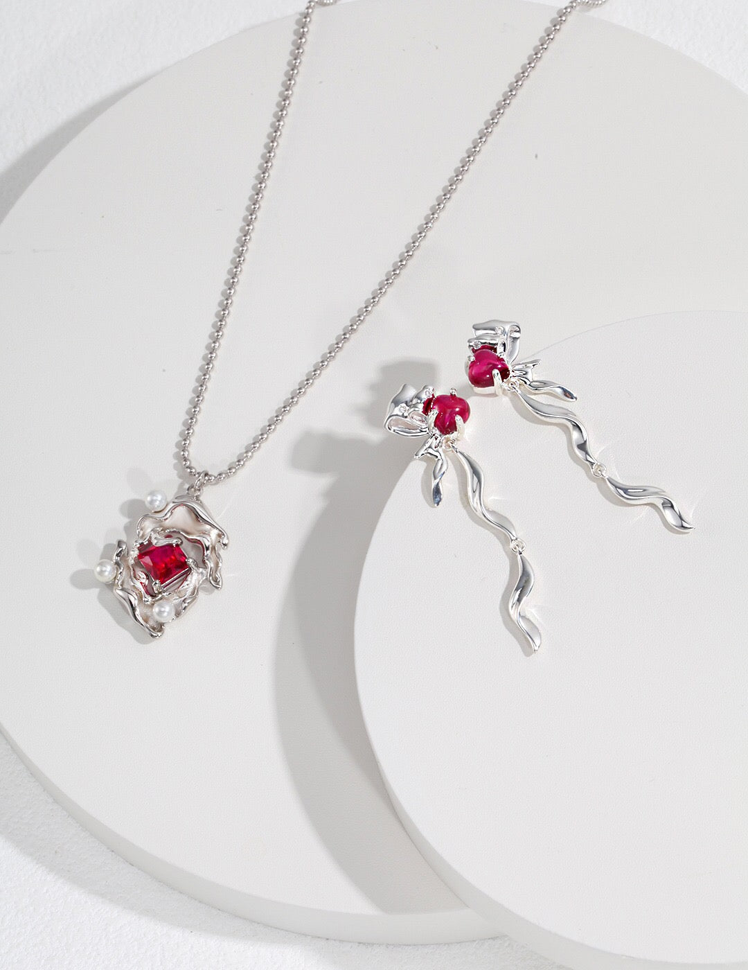 Halskette mit rosa Zirkonia im Schmelzflüssigkeitsdesign