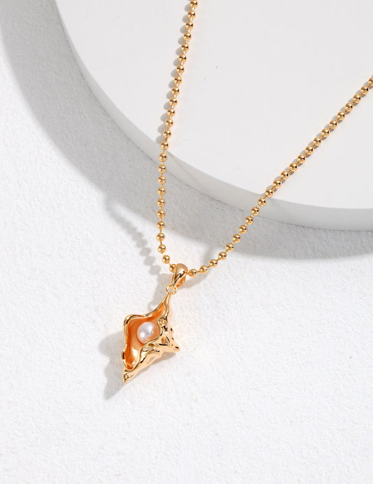 Collier de perles à motif conque